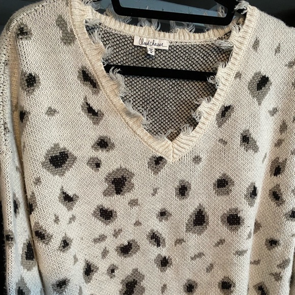 Leopard print v-neck sweater! - Picture 4 of 4
